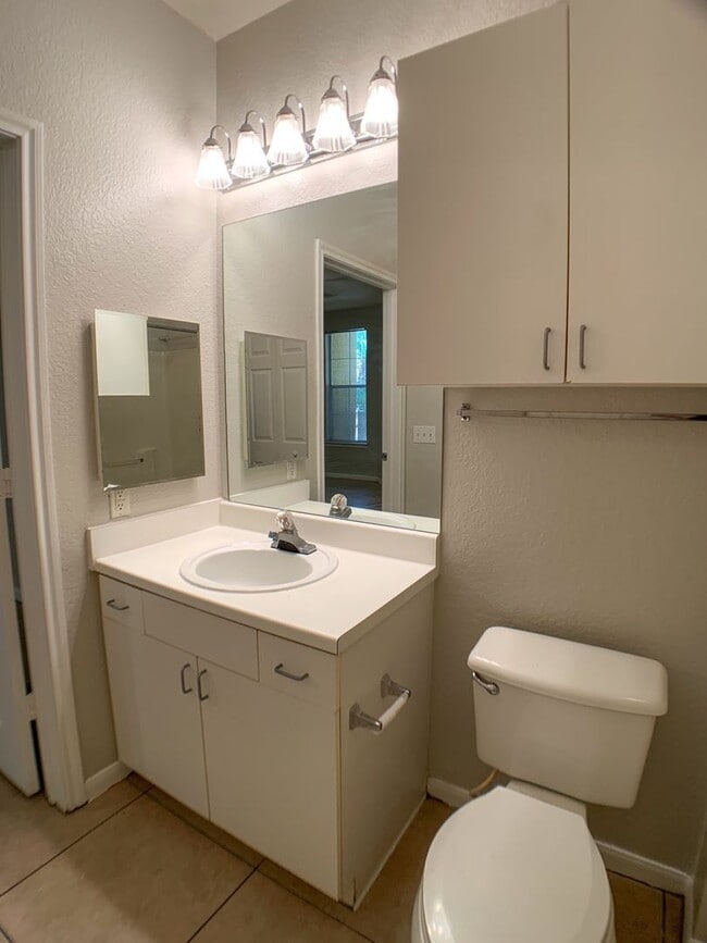 Building Photo - $600 Deposit* Beautiful 2/2 with pool view...