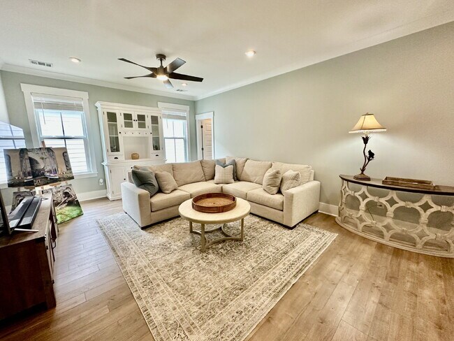 Building Photo - Beautiful Four Bedroom Fully Furnished Home Located in The Walk!