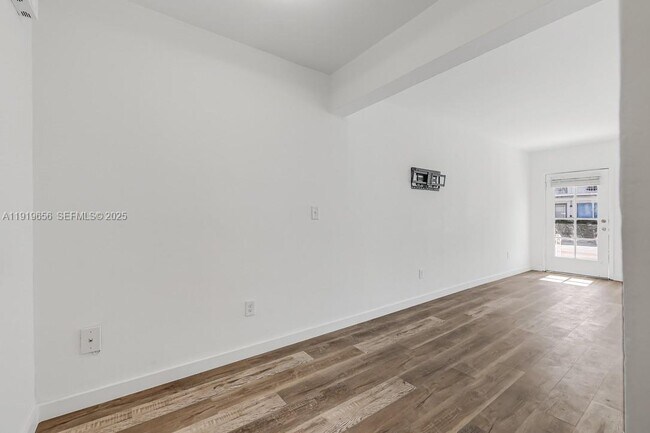 Building Photo - 635 8th St