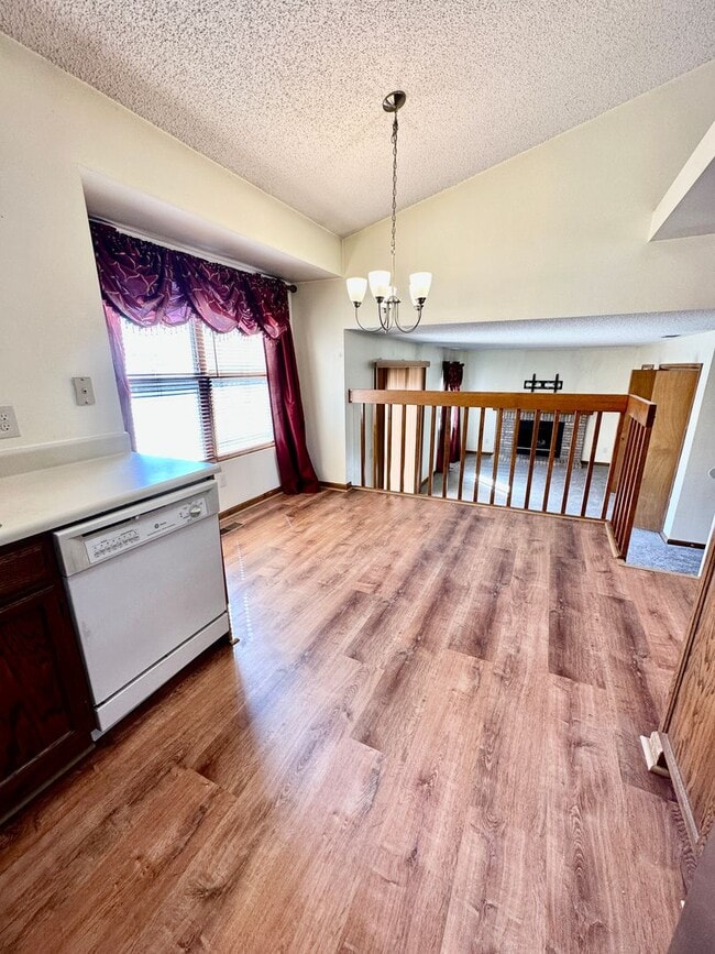 Building Photo - 4218 Goldenridge Way