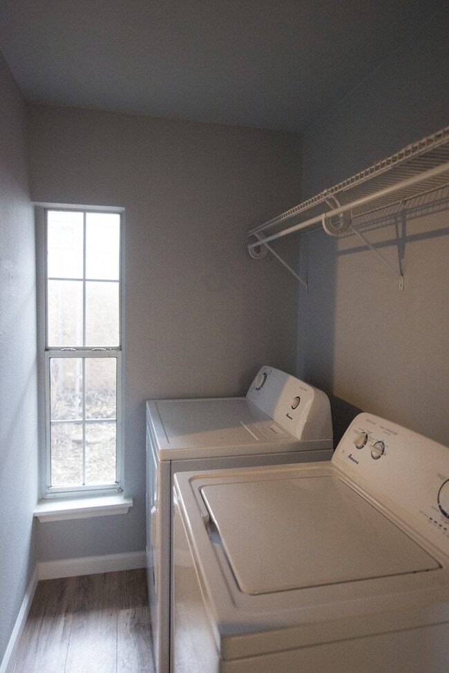Building Photo - 1st Month Free! BEAUTIFUL 4 bed/3 bath hom...