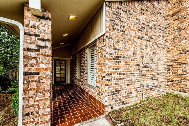 Building Photo - 422 River Oaks Dr