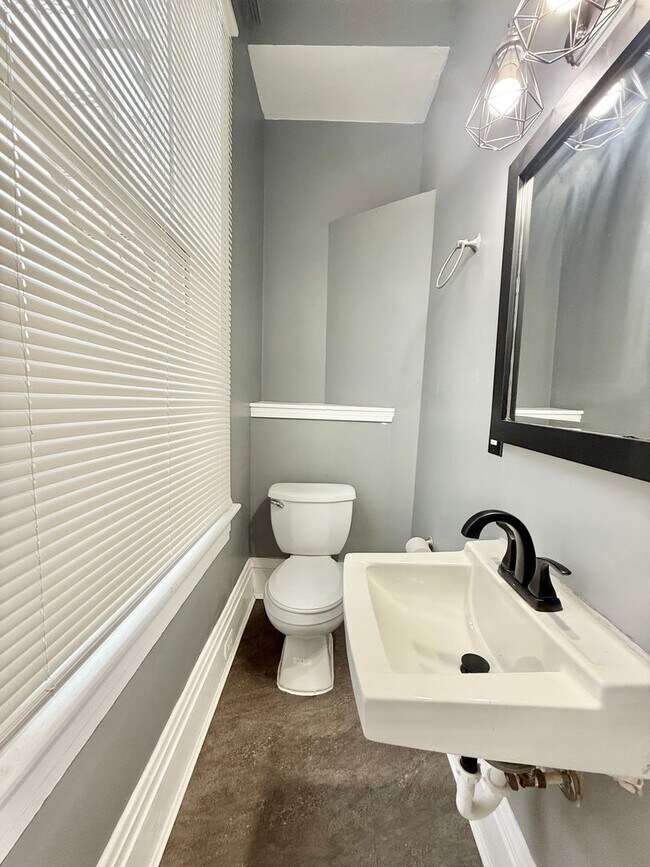 Building Photo - 447 Warner St