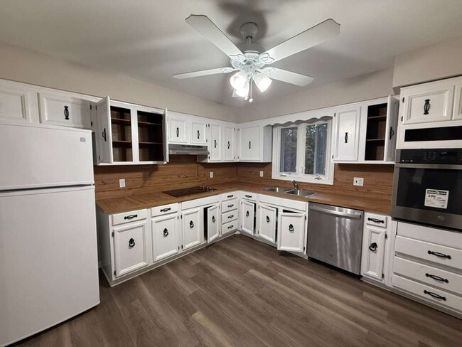 Building Photo - 153 Cedar Swamp Rd