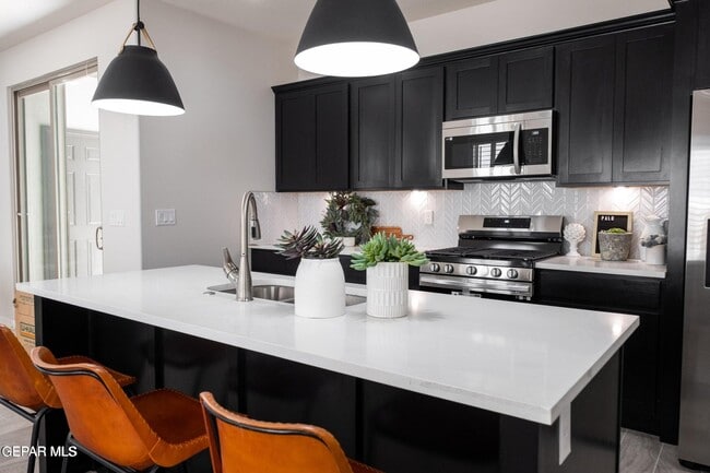 Building Photo - 14717 Pebble Hills Blvd