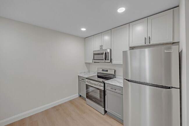 Building Photo - Newly renovated and modernized 1BR, 1BA du...