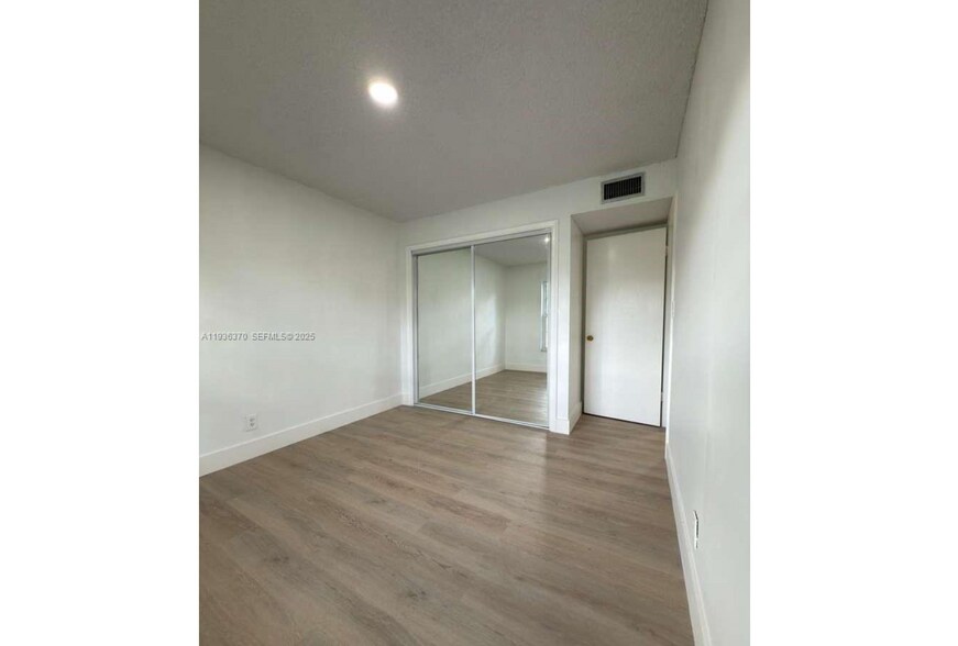 Building Photo - 9001 Jacaranda Ln