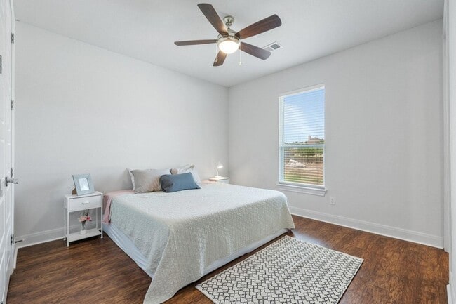 Building Photo - 104 Rolling Hills Ct