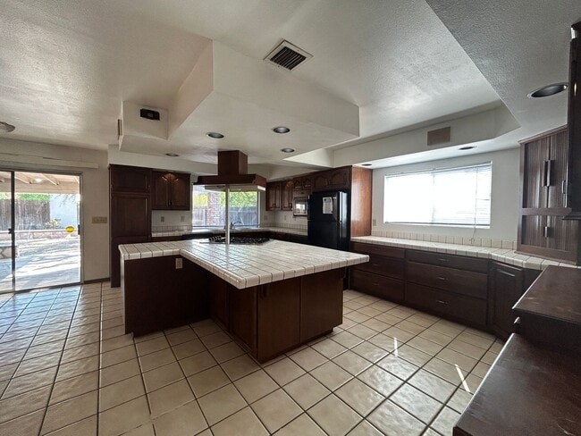 Building Photo - 5055 Pearblossom Dr