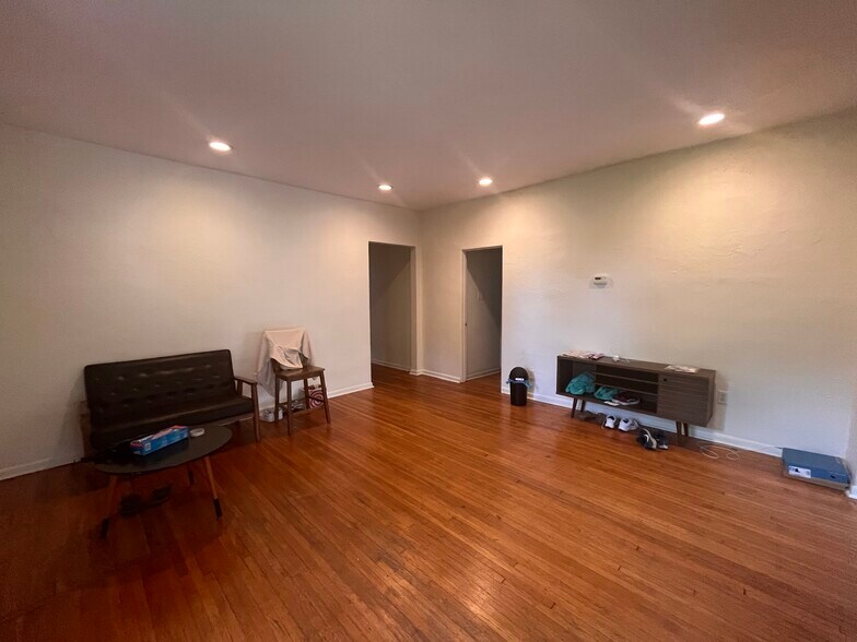 Building Photo - 5604 Pocusset St