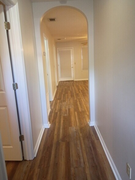 Building Photo - 211 Edgewater Rd