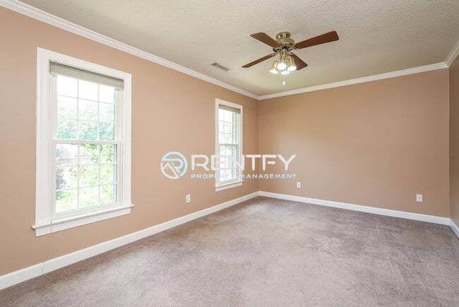 Building Photo - 213 Worthland Ct
