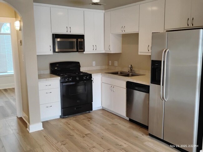 Building Photo - 5941 S Loop E