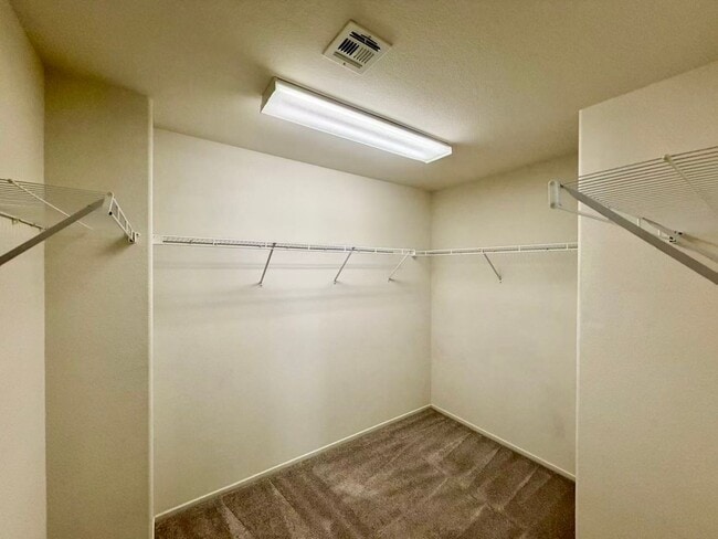 Building Photo - Beautiful 5 bedroom House