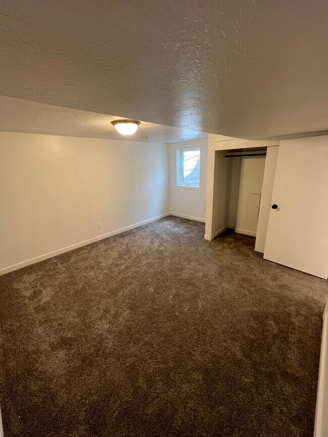 Building Photo - 825 E Larkspur Dr