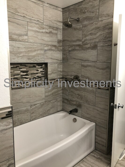 Building Photo - 707 25th St SE