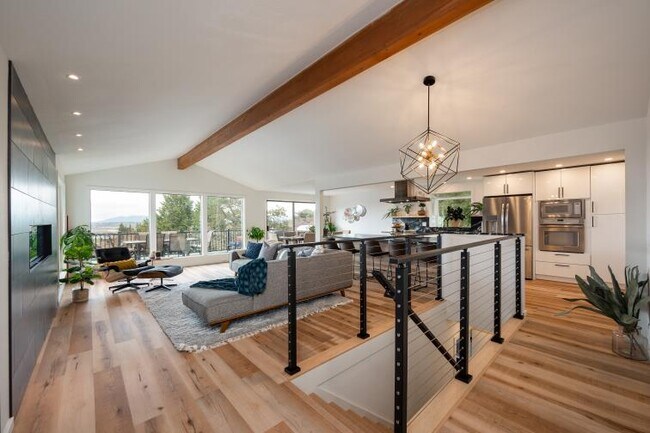 Building Photo - 2433 Crestline St