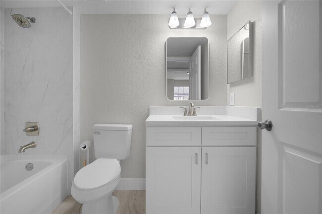 Building Photo - 13929 Fairway Island Dr