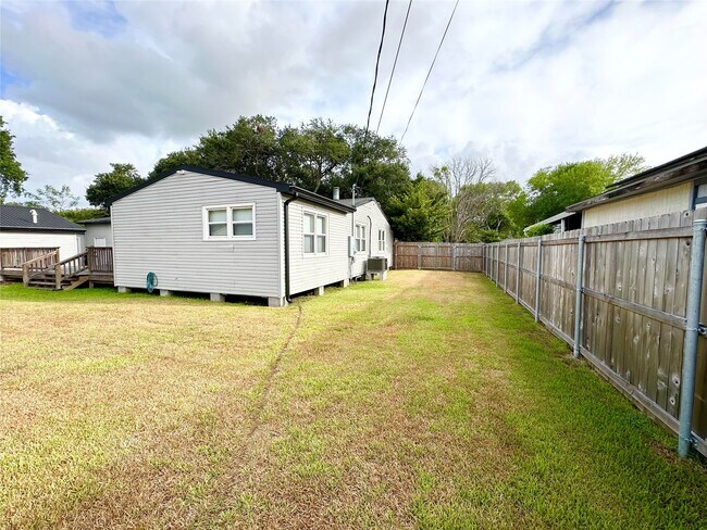 Building Photo - 8021 White Ave