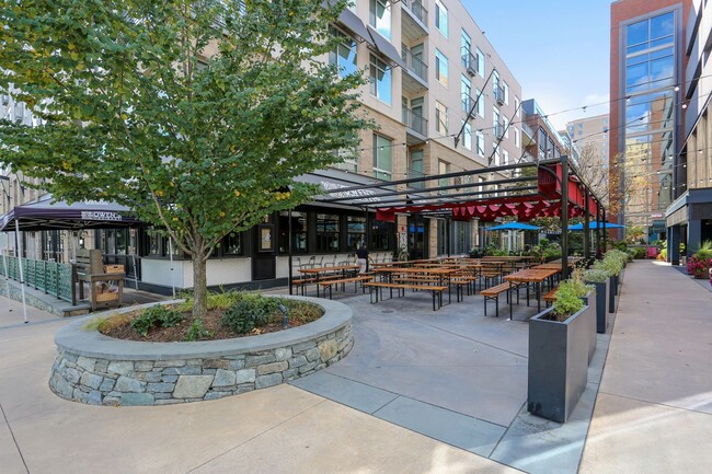 Building Photo - Luxury 2BD/2BA in The Gallery - Across fro...