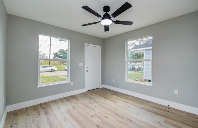 Building Photo - 114 S Iowa St