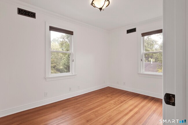 Building Photo - 125 Oaklawn Ave