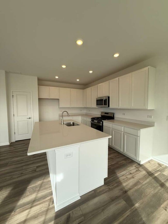 Building Photo - 25747 W Yorkshire Dr