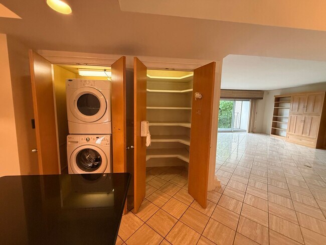 Building Photo - 2 Bedroom/ 3 Bath condo on West End, 1 assigned covered parking spot, Small Storage Space include...