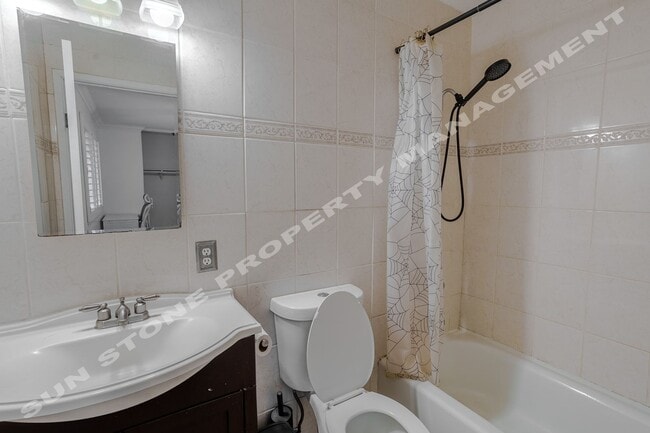 Building Photo - Luxury 4 Bed 3 bath