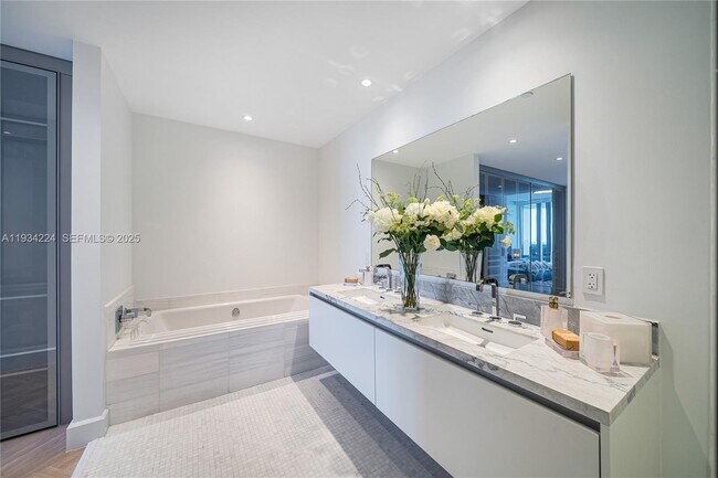 Building Photo - 700 NE 26th Terrace