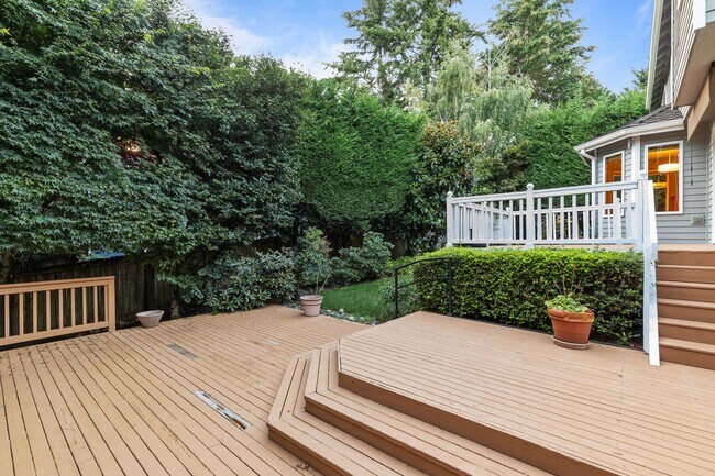 Building Photo - Spacious 4 bed/2.5 bath in Kirkland