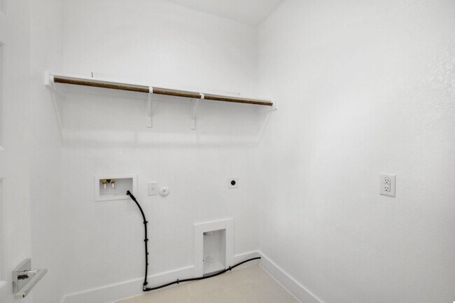Building Photo - 208 Mirabeau Way