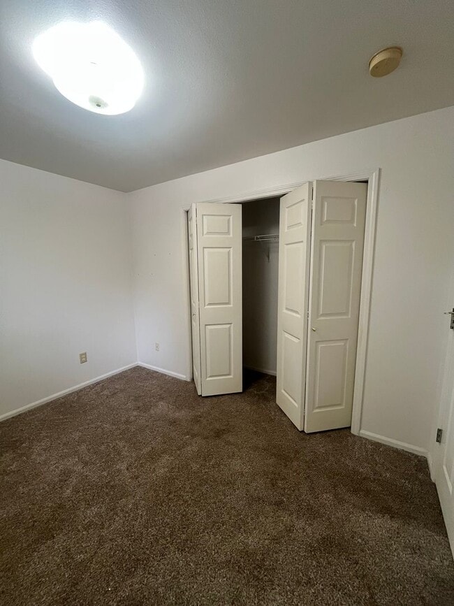 Building Photo - 2-Bedroom 1-Bathroom Apartment in 3 unit building