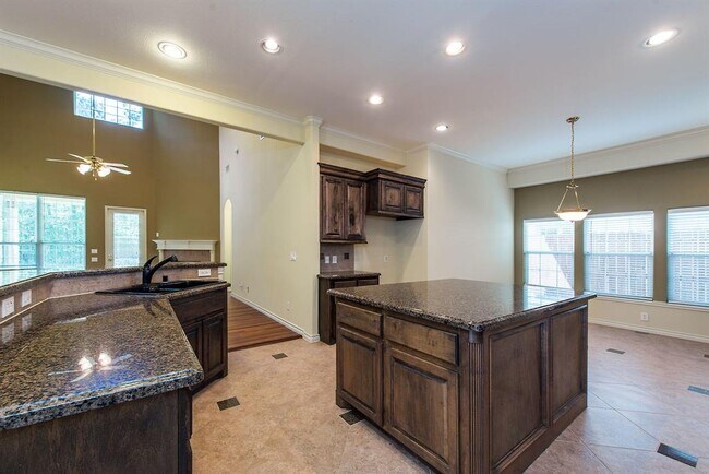 Building Photo - 15462 Mansion Woodland Dr