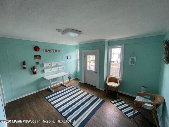 Building Photo - 711 Beach Ave