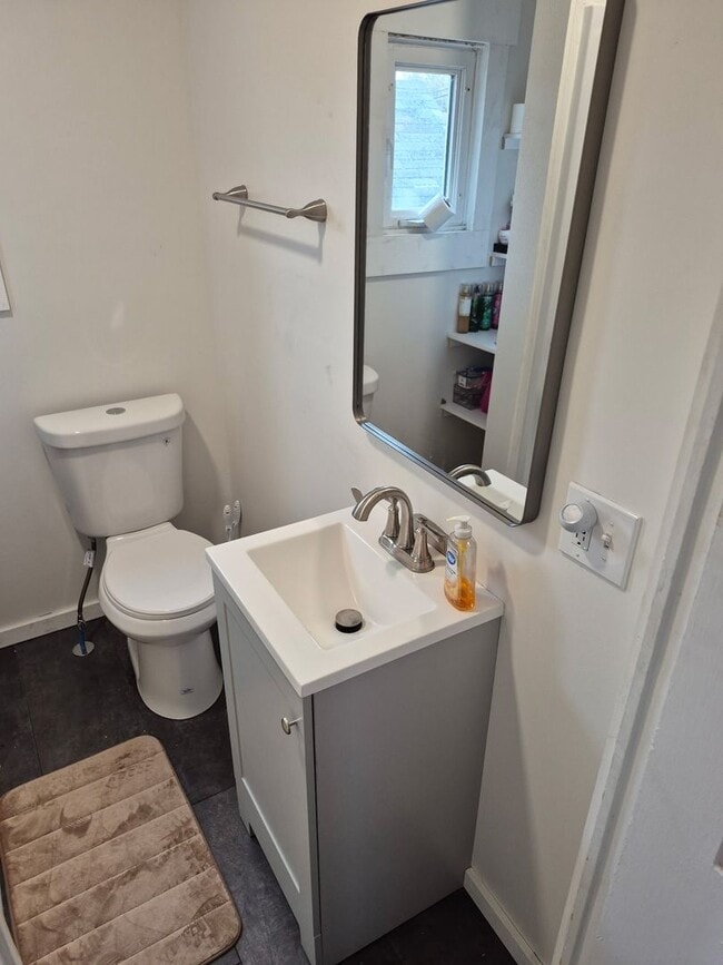 Building Photo - Available July 2026: Spacious 4 bed in North College Hill
