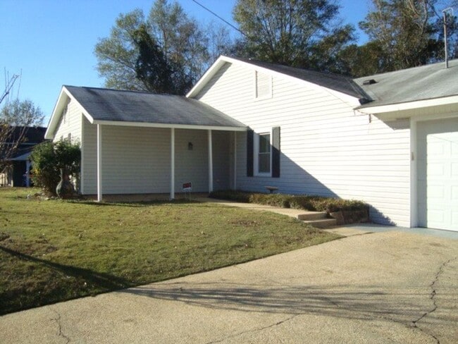 Building Photo - Renovated 4 bedroom available now to rent!