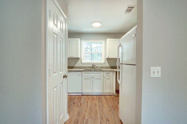 Building Photo - 3-3 Dukes Way