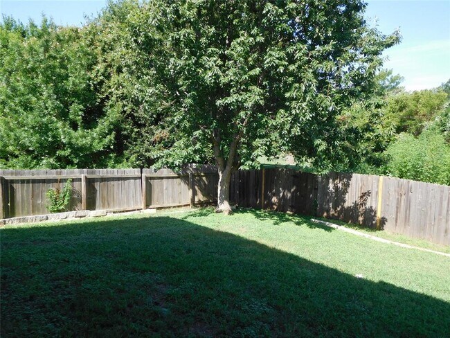 Building Photo - 911 Middle Brook Dr