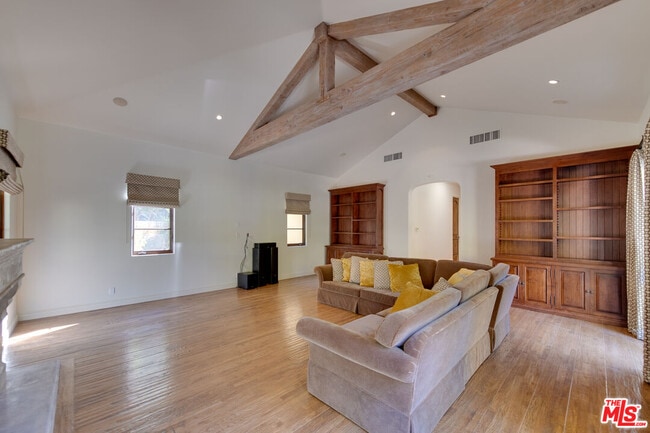 Building Photo - 9530 Hidden Valley Rd