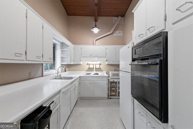 Building Photo - 2627 Woodacres Rd NE