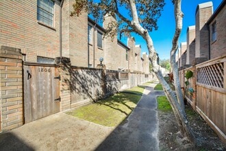 Building Photo - 9850 Pagewood Ln