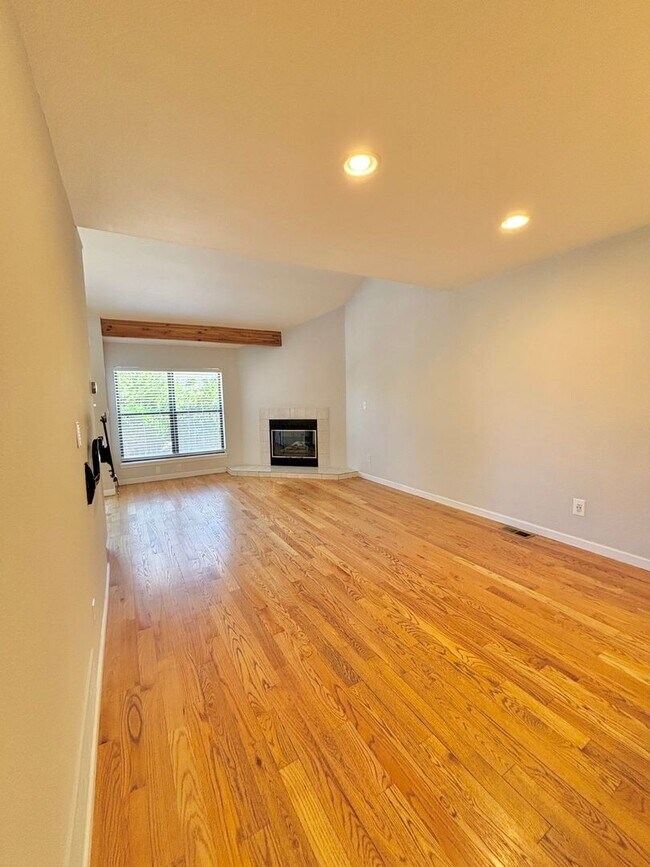 Building Photo - Spacious 3-Bedroom Condo in Prime Golden Location!! Available Now!!