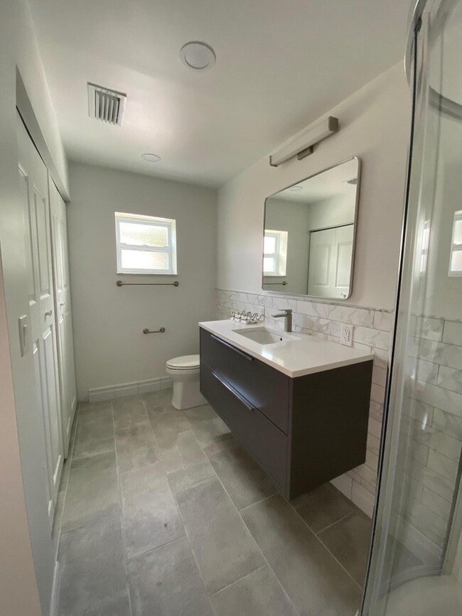 Building Photo - 405 NE 131st Ln