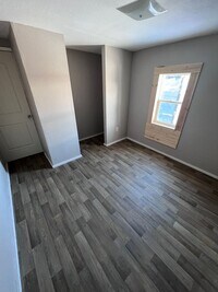Building Photo - 2 bed 1 bath house with bonus room