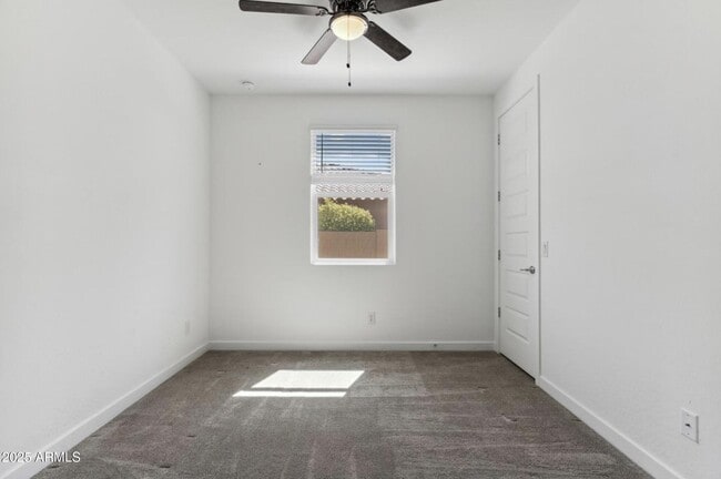 Building Photo - 565 E White Wing Dr