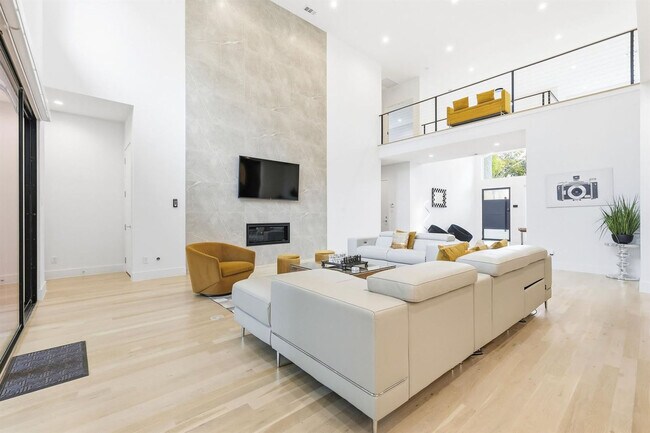 Building Photo - 3714 Highgrove Dr