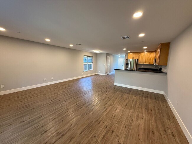 Building Photo - NEW PHOTOS! Two-level home located in Coff...