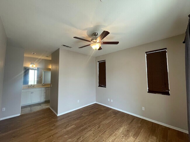Building Photo - Stunning 2 bed 2.5 bath Solar Powered Town...