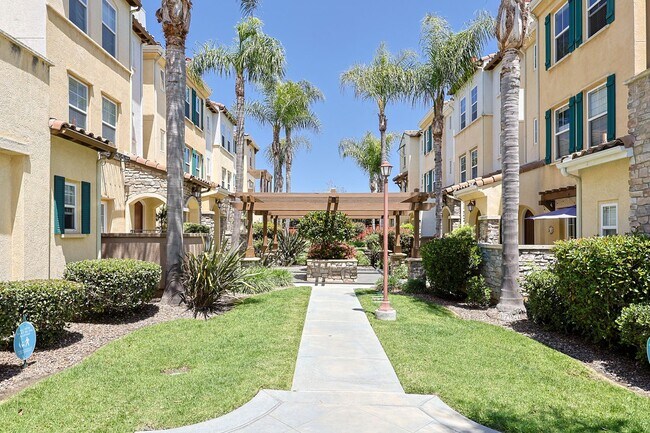 Building Photo - La Mesa 2BR + Office Room Townhome-Style Condo with 2-Car Garage Parking